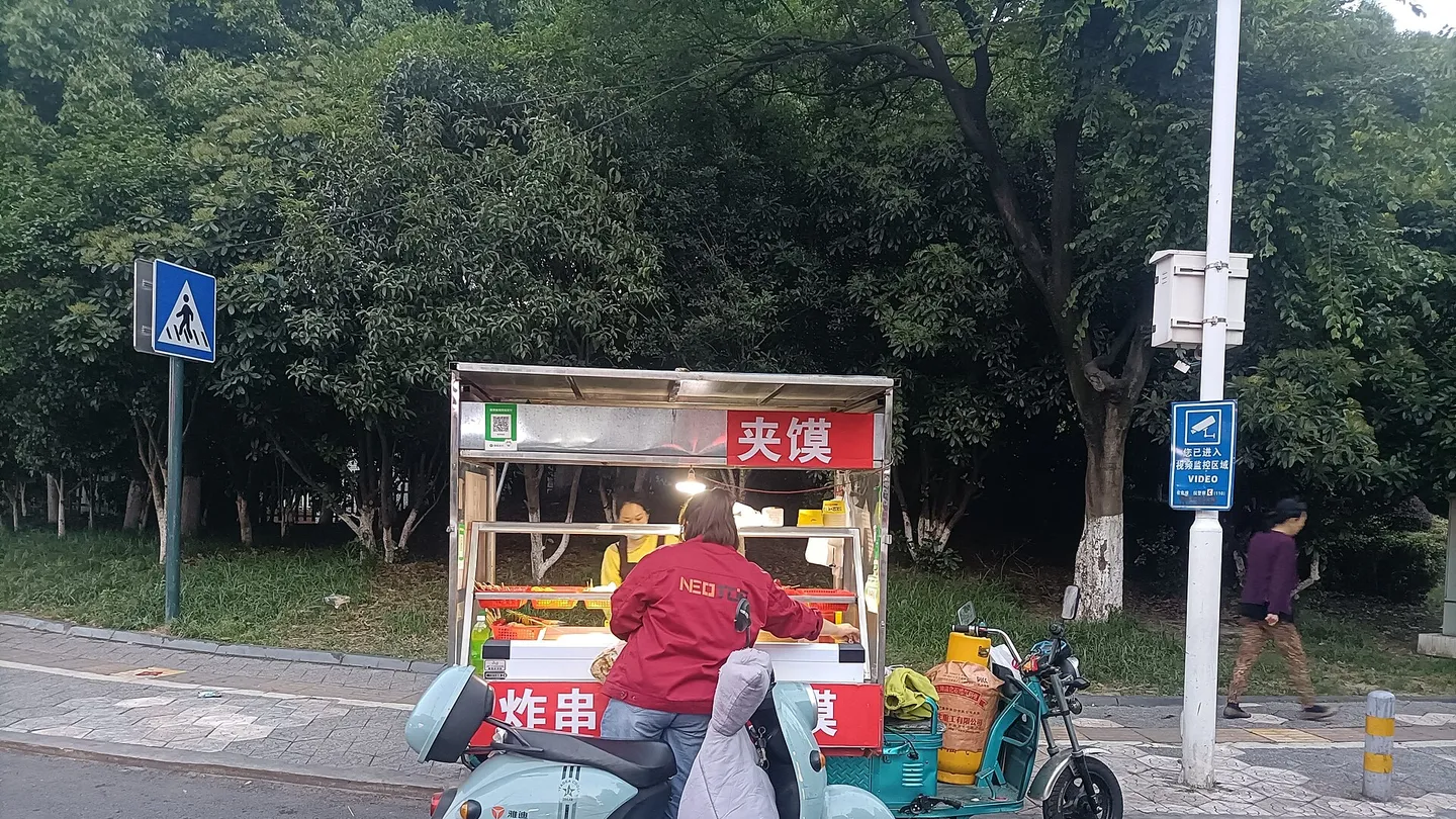 Roujiamo vendor preparing Xi'an's iconic braised pork sandwich